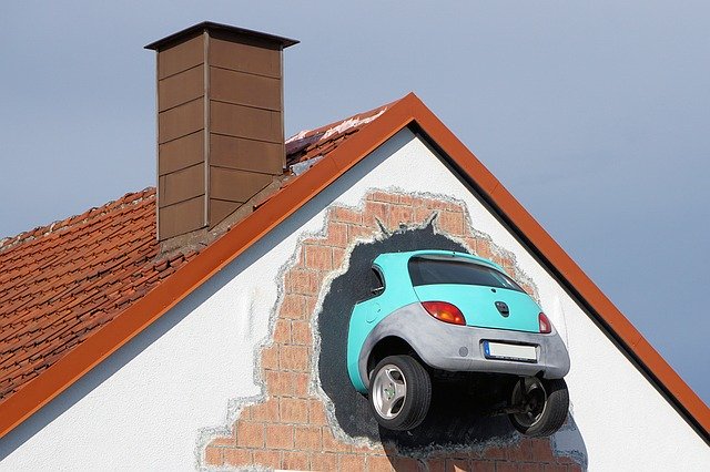 Car in a house wall - accident