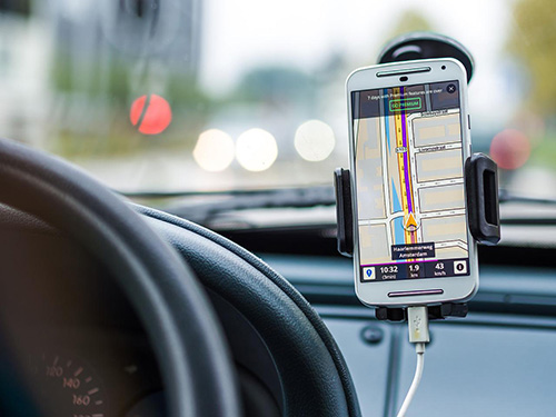 Mobile phone in a car holder - Image by Dariusz Sankowski from Pixabay