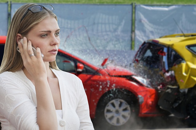 Cars in rear end crash with woman on phone - Image by Tumisu from Pixabay